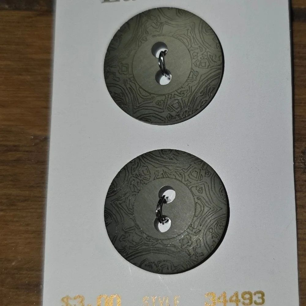 La Mode Buttons Olive Green Etched Scroll Round 2-Hole 7/8 Inch 22mm
